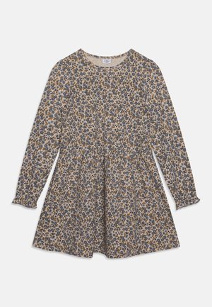 Langemouwen jurk tot de knieën met een ronde hals, met een dichte bloemenprint in blauwe, bruine en beige tinten op een lichte achtergrond.