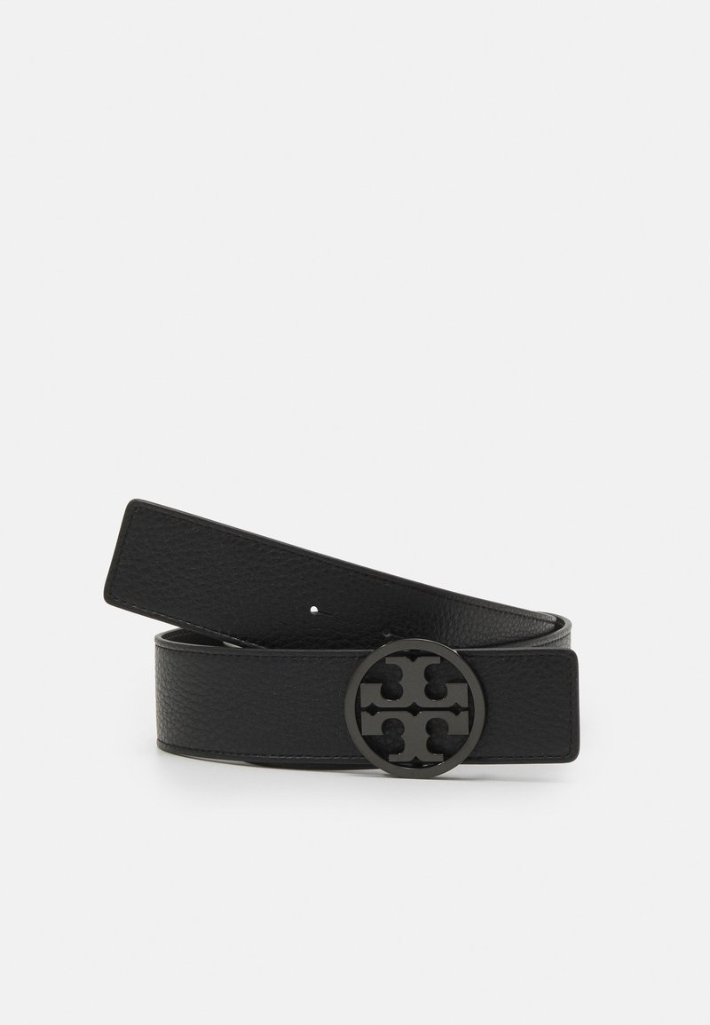 Ceinture en cuir noir avec une finition texturée, dotée d'une boucle ronde avec un logo noir. Sangle lisse au design épuré et minimaliste.