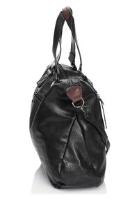 Zwarte leren duffeltas met stevige handvatten, zilveren accenten en een bruin leren detail. Heeft een gestructureerd oppervlak en een ritsafsluiting.