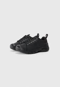 Czarne buty sportowe z gładką syntetyczną cholewką, gumowym czubkiem, teksturowaną podeszwą oraz okrągłymi sznurowadłami z metalowymi oczkami.