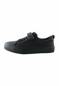Mustad mustat spordijalatsid, millel on sile kangast ülemine osa, kummist tallad, tekstureeritud varbasaapas, paeltega eesmine osa ja lisatoe jaoks Velcro rihm.