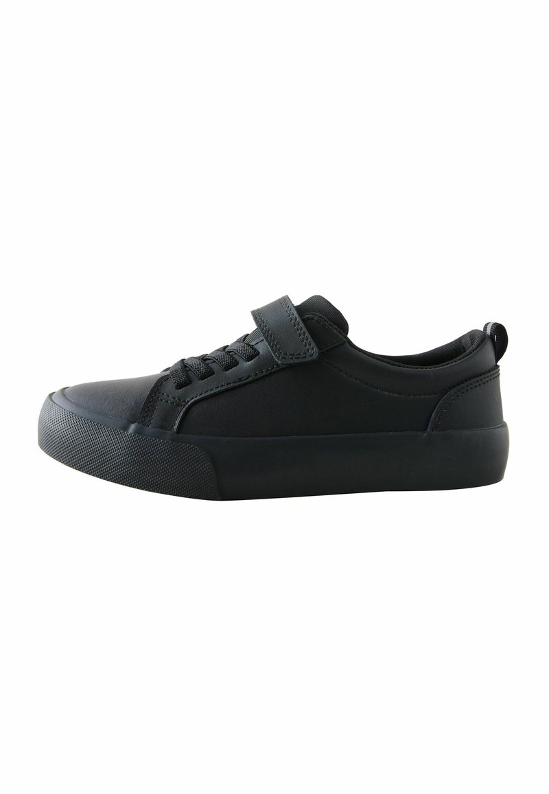 Mustad mustat spordijalatsid, millel on sile kangast ülemine osa, kummist tallad, tekstureeritud varbasaapas, paeltega eesmine osa ja lisatoe jaoks Velcro rihm.