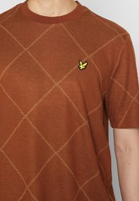 Lyle & Scott BRUSHED ARGYLE - T-shirt estampada - rust