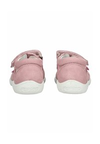 Růžové semišové dětské boty s bílými gumovými podrážkami a suchými zipy, s kulatým designem a měkkou texturou.