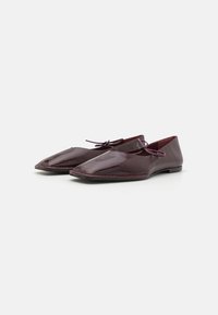 Burgunderfarbene Lederballetschuhe mit spitzem Zehenbereich, schlankem Design und minimalem Schnürdetails. Besitzen eine glatte Textur und eine flache Sohle.