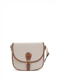 Beige crossover taske med en struktureret stofkrop, brune læderdetaljer, guldfarvet hardware og en karakteristisk spændeåbning.