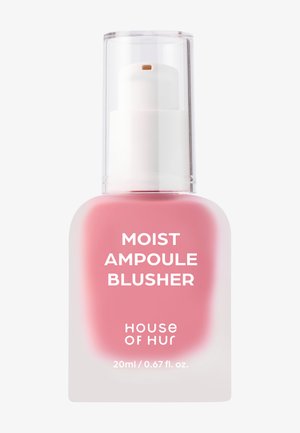 Blush liquide rose dans un petit flacon pompe transparent étiqueté Moist Ampoule Blusher, House of Hur, 20 ml, sur fond blanc.