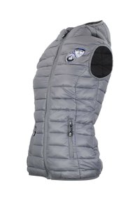 Gilet sans manches gris rembourré avec fermeture éclair à l'avant, deux poches zippées et deux patchs sur le thème de la montagne sur la poitrine gauche.