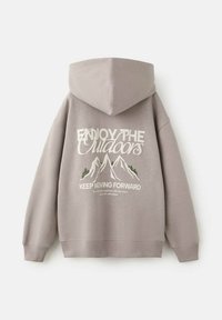 Felpa grigia con cappuccio, caratterizzata da un design stampato di montagne e testo. Materiale morbido con polsini e orlo a costine.