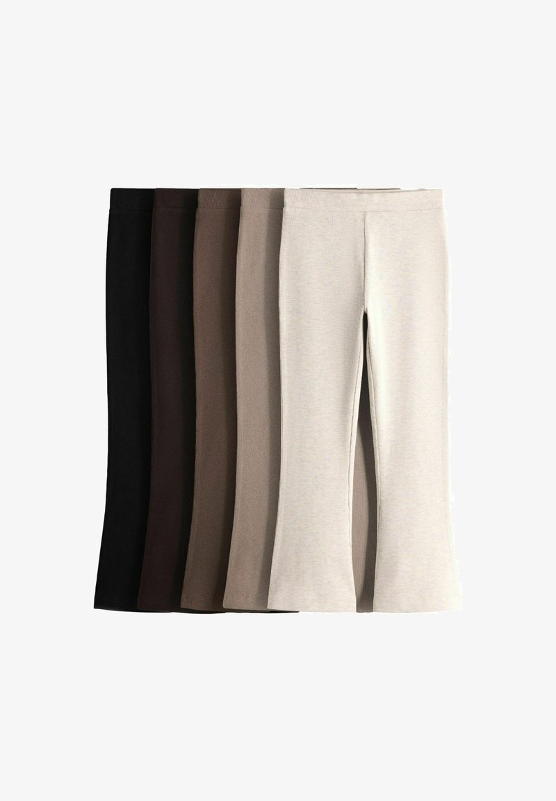 Cinco pares de pantalones de punto acanalado en negro, marrón oscuro, marrón medio, marrón claro y beige, dispuestos uno al lado del otro sobre un fondo blanco.
