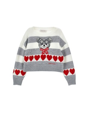 Maglione con righe grigie e bianche, motivi a cuori rossi e un orso grigio con dettagli floreali e un fiocco rosso al centro davanti.