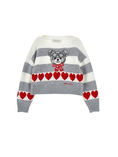 Pull avec des rayures grises et blanches, des motifs de cœurs rouges et un ours gris avec des détails floraux et un nœud rouge au centre devant.