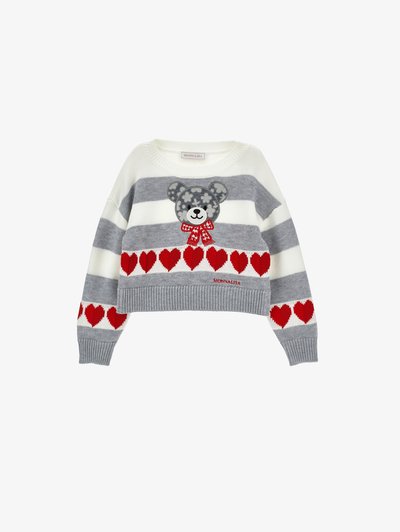 Pull avec des rayures grises et blanches, des motifs de cœurs rouges et un ours gris avec des détails floraux et un nœud rouge au centre devant.