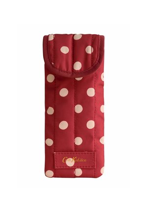 Sarkana auduma acu futrālis ar krēmkrāsas punktiņiem un atloku aizdari, ar Cath Kidston zīmolu zelta burtiem.
