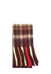 Szalik w kratę wykonany z miękkiej wełny, z wzorami w ciemnym brązie, kremowym i czerwonym oraz frędzlami na krawędziach. Teksturowane wykończenie dodaje wizualnego uroku.