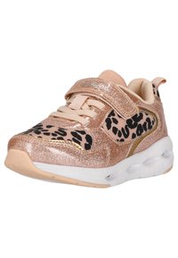 Rosa guld atletisk sko med leopardprint accenter, glitrende overflade, hvid sål og velkro lukning. Tekstureret stof og mesh-detaljer.