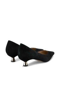 Décolleté in suede nero con punta affusolata, tacco basso con un accento metallico dorato e una fodera interna liscia.