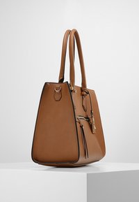 Br�ązowa torebka z sztucznej skóry o zorganizowanej konstrukcji, z podwójnymi uchwytami, kieszonką na zamek i dyskretnymi akcentami metalowymi. Teksturowane wykończenie i czarne wykończenie.