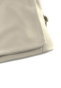 Beige leren handtas met een gladde textuur, gestructureerd ontwerp en een gouden hardware accent. Heeft een gevouwen bovenrand.