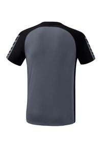 T-shirt de sport à manches courtes en gris et noir, fabriqué en tissu lisse avec des panneaux de couleur contrastante et des accents rayés sur les épaules.