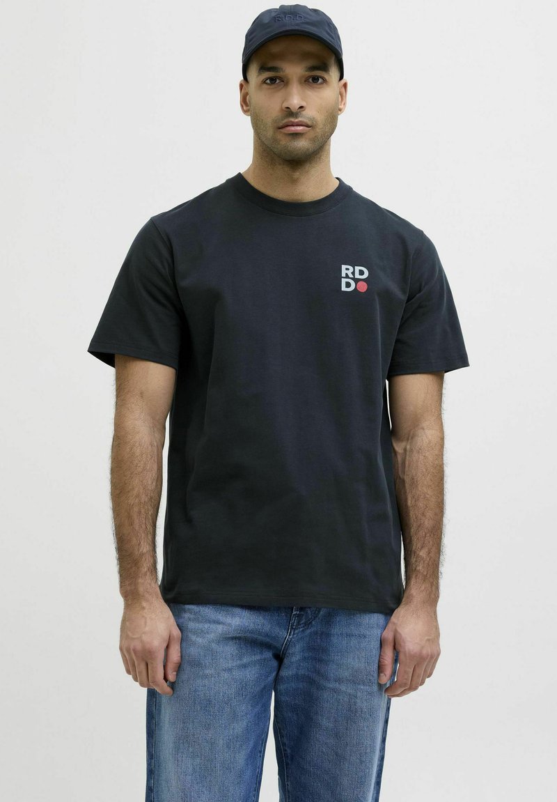 Sort bomulds t-shirt med rund halsudskæring, korte ærmer og et trykt "RD" logo i hvidt og rødt på venstre bryst. Blå denim jeans.