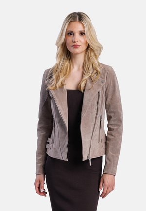 Taupe suède motorjack met asymmetrische rits, zijrits zakken en verstelbare zijgespen. Gladde textuur, aansluitend ontwerp.