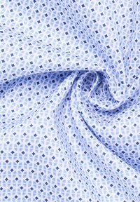 Hellblauem Stoff mit einem geometrischen Muster aus ineinandergreifenden Formen in dunklerem Blau, mit einer glatten Textur und einem klaren Finish.