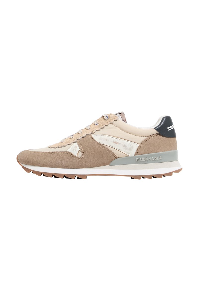 Beige en crèmekleurige sneakers met suède en leren panelen, contrasterende accenten, vetersluiting en een rubberen zool. "BIMBA Y LOLA" branding op de hak.