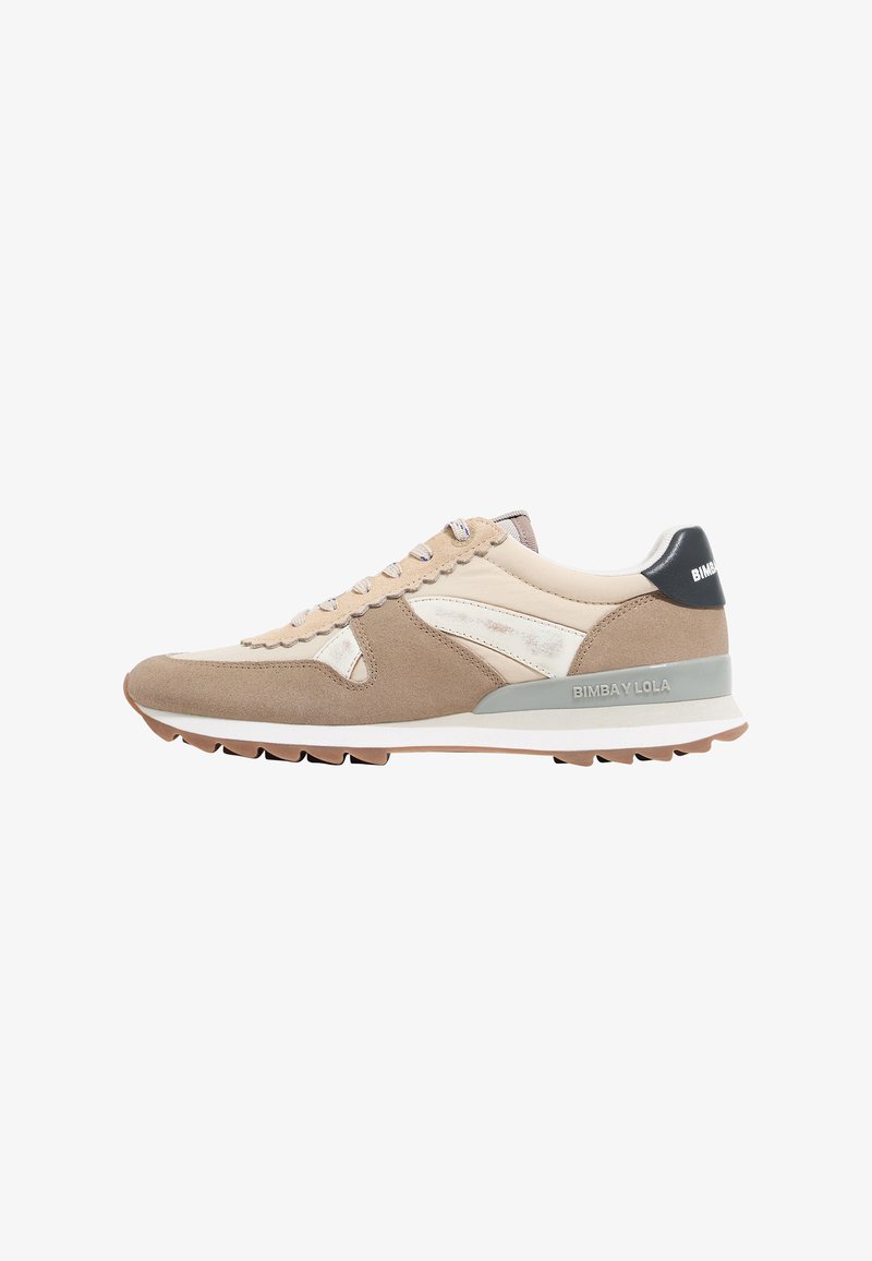 Beige en crèmekleurige sneakers met suède en leren panelen, contrasterende accenten, vetersluiting en een rubberen zool. "BIMBA Y LOLA" branding op de hak.