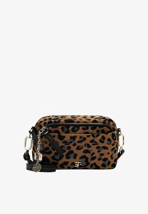 Leoprint Crossbody-Tasche aus braunem und schwarzem Stoff, mit Reißverschluss, goldfarbener Hardware und einem verstellbaren schwarzen Riemen.