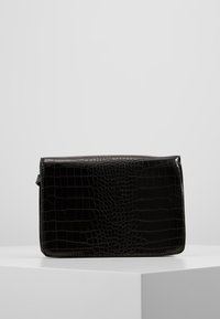 Borsa a mano nera in pelle verniciata con texture in effetto coccodrillo, forma rettangolare e design elegante. Presenta bordi lucidi e una chiusura semplice.
