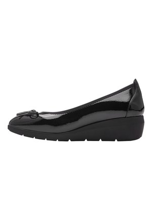 Chaussures compensées en cuir verni noir avec un bout arrondi et un accent de nœud. Le talon compensé mesure environ 3,8 cm de hauteur.