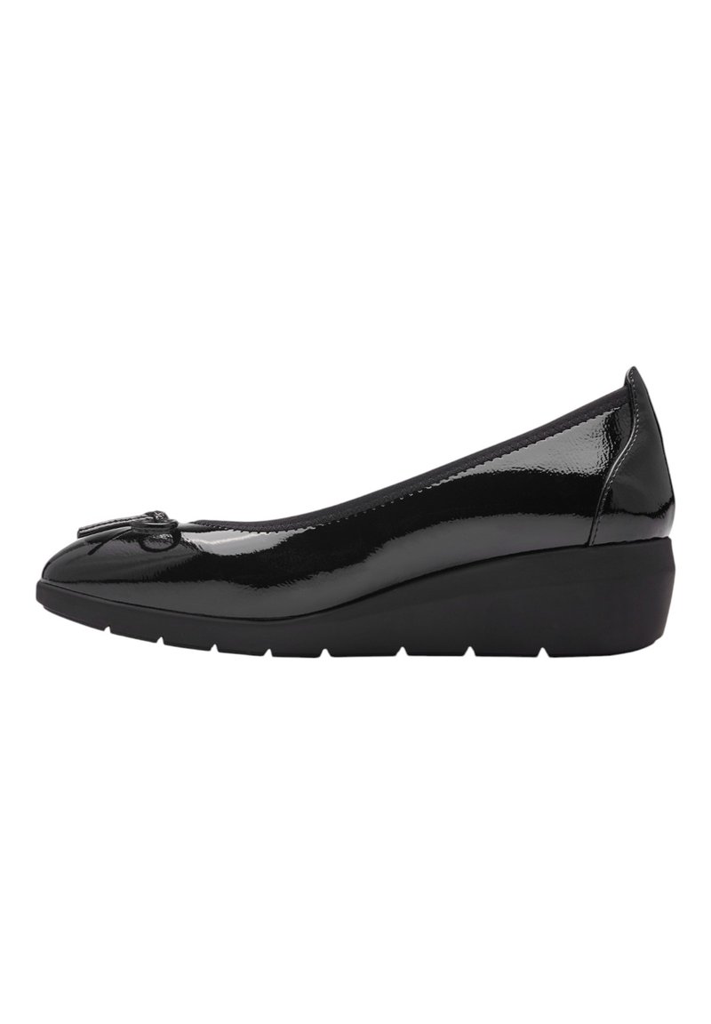Chaussures compensées en cuir verni noir avec un bout arrondi et un accent de nœud. Le talon compensé mesure environ 3,8 cm de hauteur.