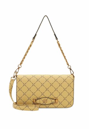 Gul crossbody lædertaske med guldkæde strop og klaplukning, med et gentagende cirkulært mønster og en dekorativ spænde.