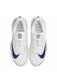 Weiße Sportschuhe mit strukturiertem Obermaterial und marineblauen Akzenten. Verfügt über eine abgerundete Zehenpartie, Schnürdesign und Logodetails auf der Zunge.