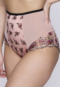 Hoge taille roze bloemenonderbroek met zwarte afwerking, voorzien van een geborduurd rozenpatroon en kantdetails langs de randen.