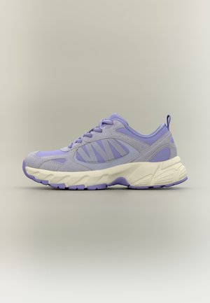 Fioletowo-liliowy sportowy but z białą podeszwą, siateczkowymi detalami, sznurowaniem oraz pętelką na pięcie, pokazany z boku.