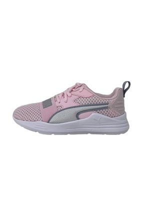 Scarpe da ginnastica rosa realizzate in mesh e materiali sintetici, con un accento grigio e suola bianca, dotate di una linguetta sul tallone.
