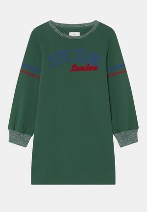 Zielona sukienka z długim rękawem, szarym prążkowanym kołnierzem i mankietami, niebieskie i czerwone paski na rękawach, napis "PEPE JEANS London" na przodzie.