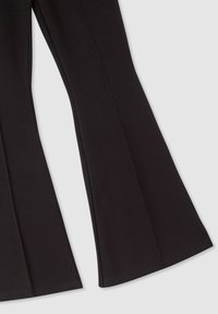 Pantaloni neri a zampa d'elefante realizzati in tessuto elastico, con cuciture laterali e una texture liscia con orli ben cuciti.
