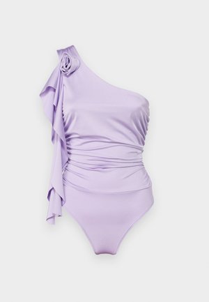 Maillot de bain lilas à une épaule avec un accent en rose et une texture froncée sur le côté, fabriqué dans un tissu lisse et extensible.