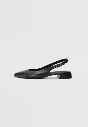 Des chaussures à talons slingback noires en cuir, avec un bout pointu, un petit talon bloc et une sangle ajustable à l'arrière. Texture lisse avec éclat.