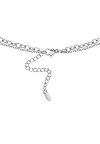 Srebrny naszyjnik łańcuszkowy z zapięciem typu lobster, składający się z dwóch połączonych łańcuszków o różnej długości i wiszącym przedłużeniu z metką.