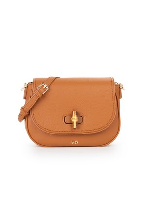 Borsa a tracolla in pelle marrone con tracolla regolabile, chiusura stile bambù e accessori in metallo color oro su sfondo bianco.