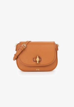 Bruine leren crossbodytas met verstelbare band, bamboestijl gesp en goudkleurige hardware op een witte achtergrond.