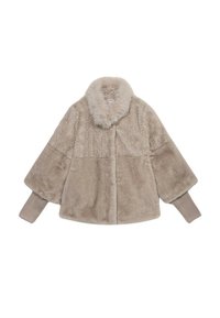 Giacca in pelliccia sintetica beige chiaro con una texture soffice, dotata di un ampio colletto e polsini a coste in maglia. Il design è squadrato e corto.