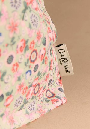 Zöld alapszínű, virágmintás textiltasak, sokszínű virágokkal díszítve. Tartalmaz egy fekete-fehér címkét, rajta a "Cath Kidston London" felirattal.