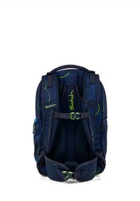 Zaino navy con motivi geometrici verdi, schienale e spallacci imbottiti, fibbia regolabile sul petto e tasca laterale con zip.