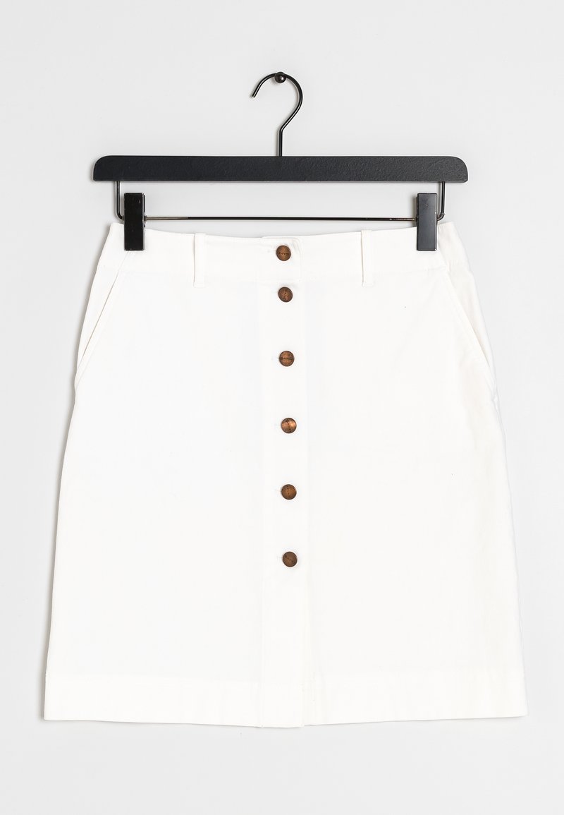 Valkoinen farkkuhame, joka roikkuu mustassa ripustimessa. Hameessa on etupainallus suljenta, jossa on ruskeat napit, sivutaskut ja suora leikkaus.