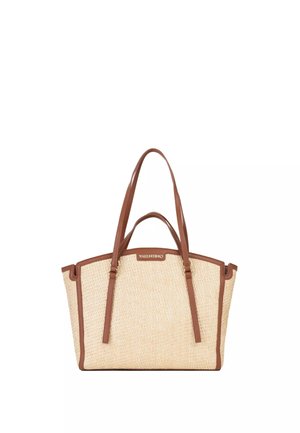 Bolso tote tejido beige con ribete y asas de cuero marrón, con el logo de Valentino en la parte superior central delantera.